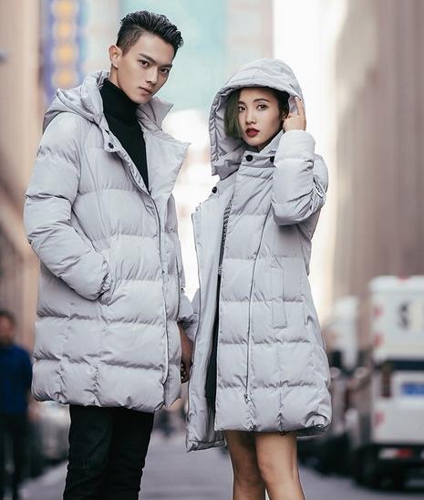 简约修身圆领情侣毛衣怎么搭配下装：时尚百搭休闲范