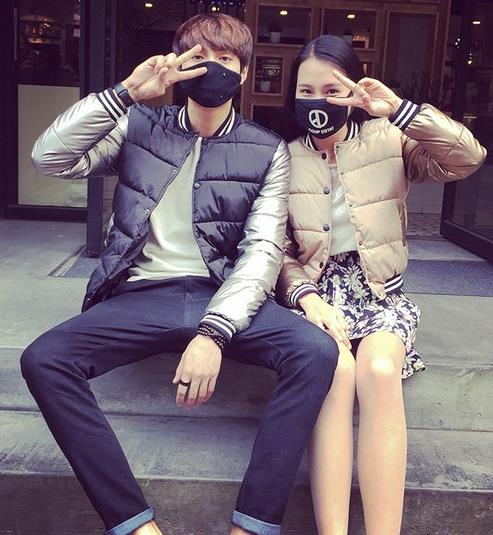 简约修身圆领情侣毛衣怎么搭配下装：时尚百搭休闲范