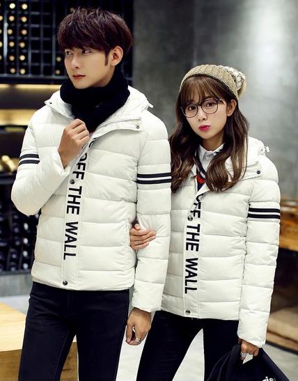 简约修身圆领情侣毛衣怎么搭配下装：时尚百搭休闲范