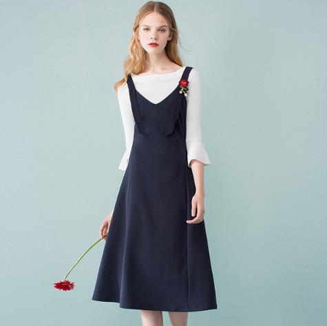 高跟鞋搭配V领收腰吊带长裙：华丽复古风（图）