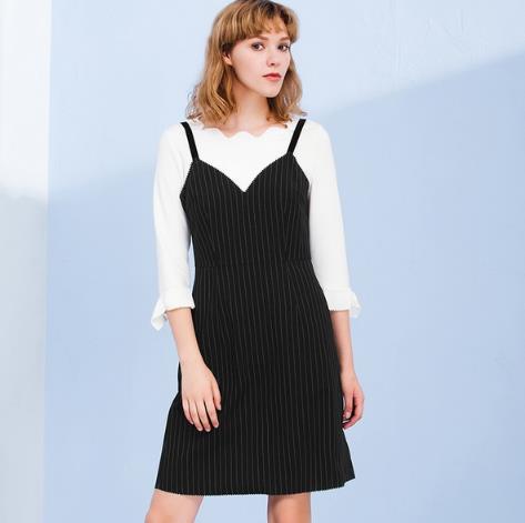 高跟鞋搭配V领收腰吊带长裙：华丽复古风（图）