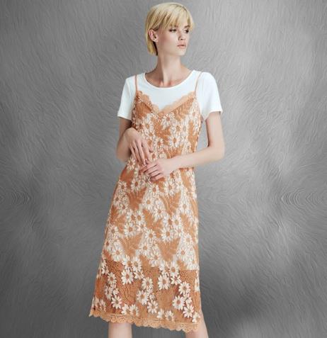 高跟鞋搭配V领收腰吊带长裙:华丽复古风(图) 高跟鞋搭配V领收腰吊带长裙:华丽复古风(图)