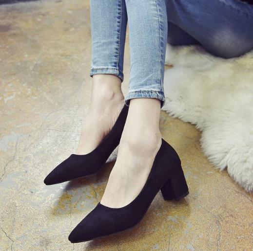 尖头超细跟浅口高跟鞋:彰显清新典雅女人味(图) 尖头超细跟浅口高跟鞋:彰显清新典雅女人味(图)