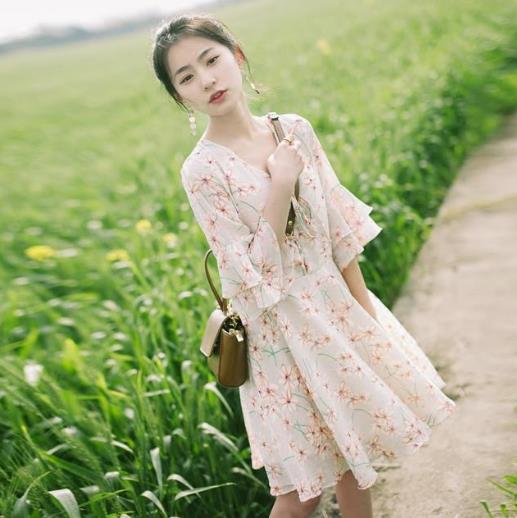 夏天穿露背吊带雪纺连衣裙：5款连衣裙美出新高度