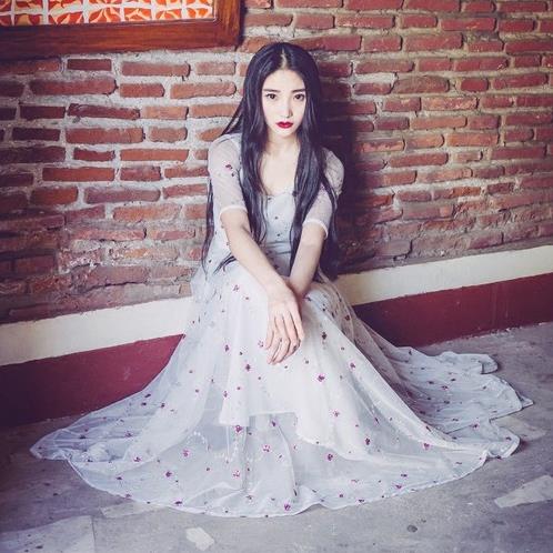 性感连衣裙气质美女：女人穿上连衣裙简直美得不行