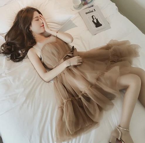 性感连衣裙气质美女：女人穿上连衣裙简直美得不行