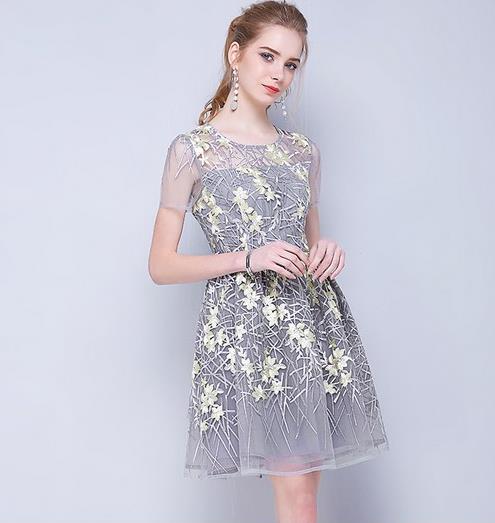 性感连衣裙气质美女：女人穿上连衣裙简直美得不行