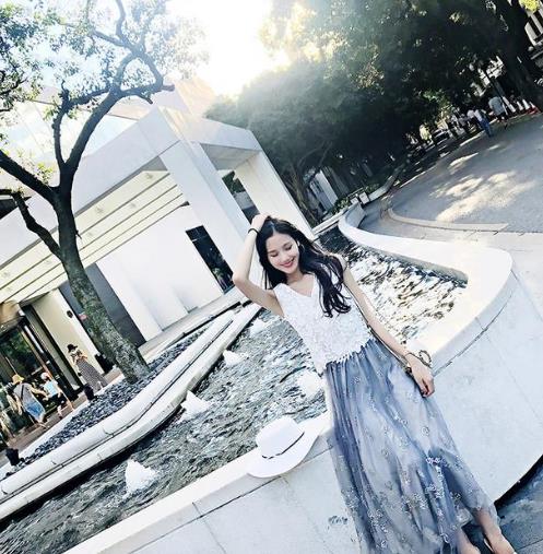 短裤搭配清新短款外穿无袖上衣:彰显甜美少女心 短裤搭配清新短款外穿无袖上衣:彰显甜美少女心