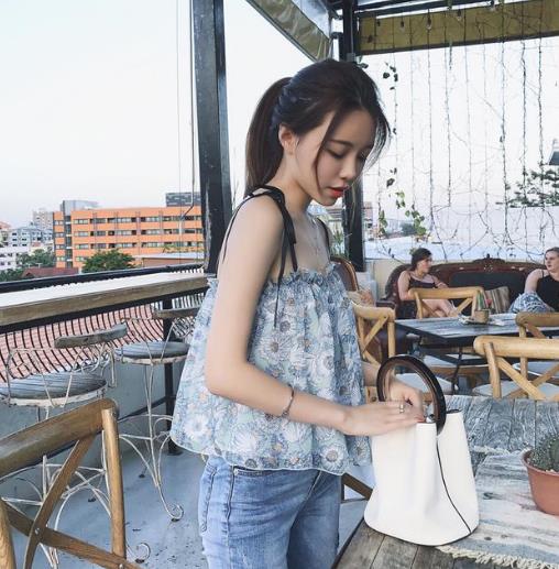 短裤搭配清新短款外穿无袖上衣:彰显甜美少女心 短裤搭配清新短款外穿无袖上衣:彰显甜美少女心