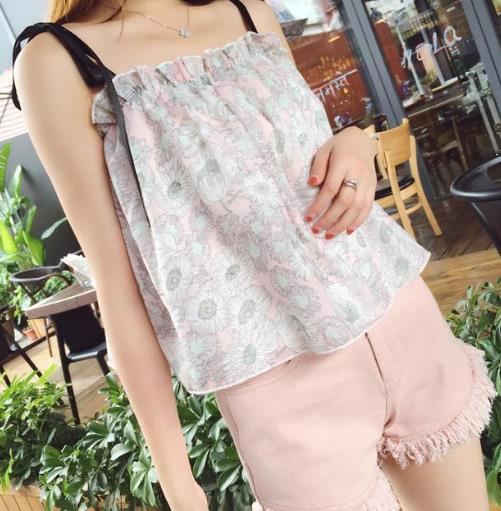 短裤搭配清新短款外穿无袖上衣:彰显甜美少女心 短裤搭配清新短款外穿无袖上衣:彰显甜美少女心