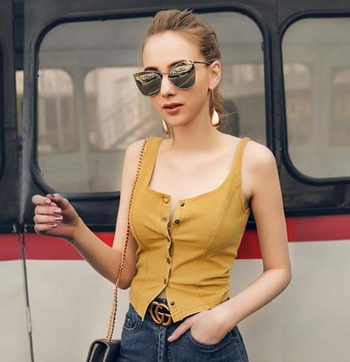 短裤搭配清新短款外穿无袖上衣：彰显甜美少女心