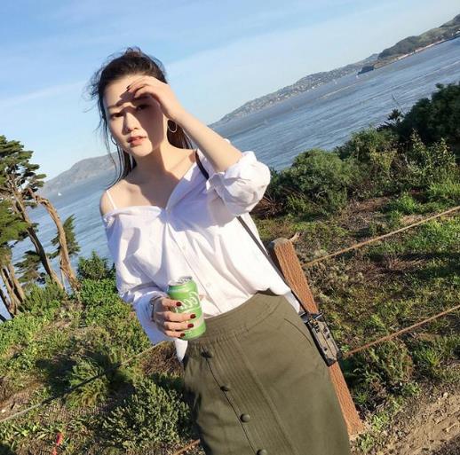 蓝白竖条纹衬衫裙的多种搭配:彰显优雅性感气息 蓝白竖条纹衬衫裙的多种搭配:彰显优雅性感气息