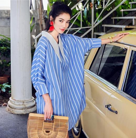 蓝白竖条纹衬衫裙的多种搭配：彰显优雅性感气息