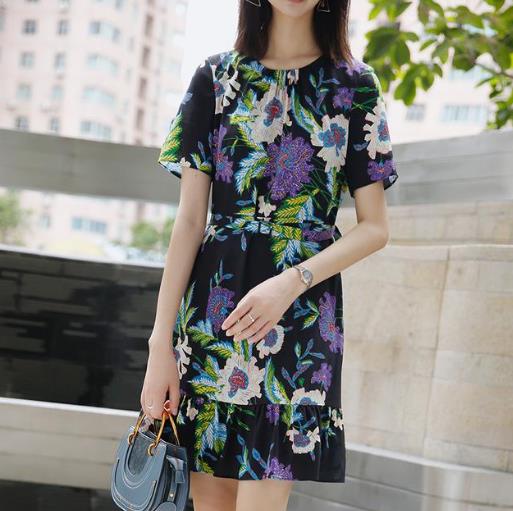 手提包搭配真丝印花连衣裙:演绎优雅时尚女人味 手提包搭配真丝印花连衣裙:演绎优雅时尚女人味