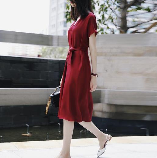 手提包搭配真丝印花连衣裙：演绎优雅时尚女人味