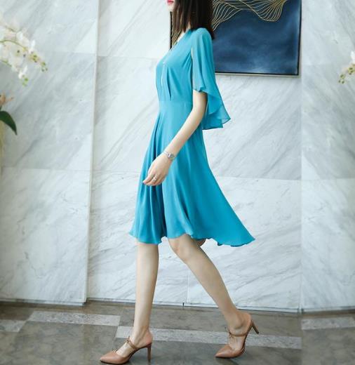 手提包搭配真丝印花连衣裙：演绎优雅时尚女人味