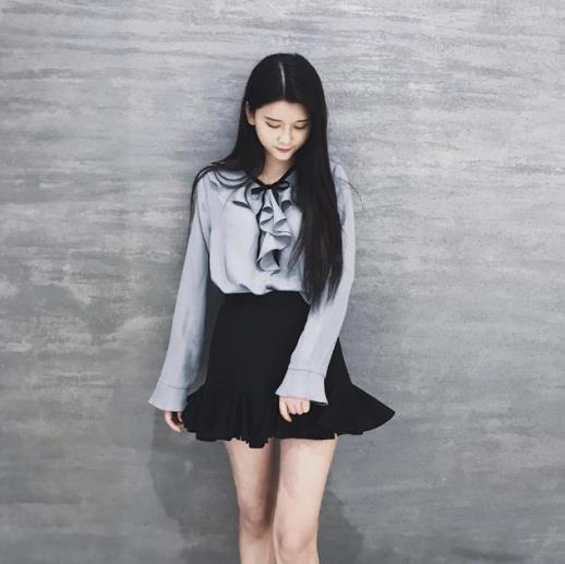 高腰裙搭配蝴蝶结荷叶边雪纺衫:淑女气质尽显(图) 高腰裙搭配蝴蝶结荷叶边雪纺衫:淑女气质尽显(图)