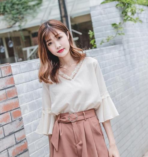 高腰裙搭配蝴蝶结荷叶边雪纺衫:淑女气质尽显(图) 高腰裙搭配蝴蝶结荷叶边雪纺衫:淑女气质尽显(图)