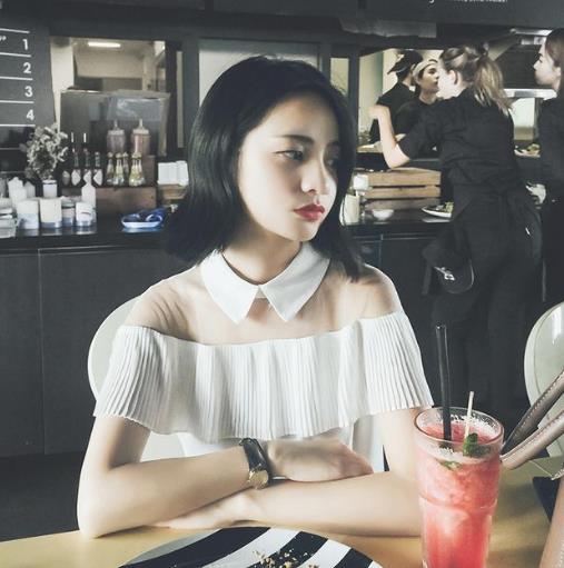 高腰裙搭配蝴蝶结荷叶边雪纺衫：淑女气质尽显（图）