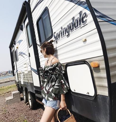 喇叭袖打底衫怎么搭配下装：满满的文艺气息（图）