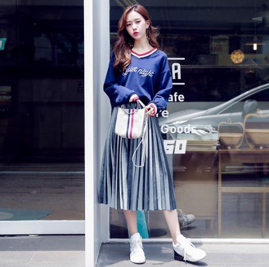 卫衣搭配中长丝绒百褶半裙：5款彰显青春个性（图）