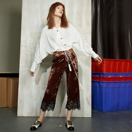 立领收腰丝绒连衣裙怎么搭配：演绎年轻活力文艺风