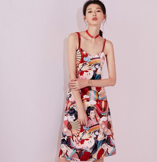 立领收腰丝绒连衣裙怎么搭配:演绎年轻活力文艺风 立领收腰丝绒连衣裙怎么搭配:演绎年轻活力文艺风