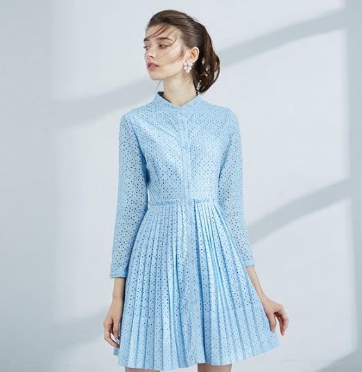 手拿包搭配蝴蝶结条纹连衣裙：青春活力甜美风（图）