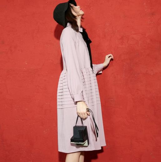 手拿包搭配蝴蝶结条纹连衣裙：青春活力甜美风（图）