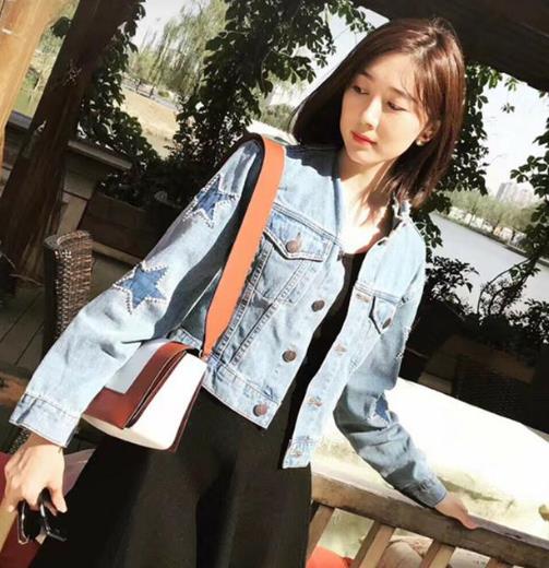 明星同款牛皮小方包搭配:打造与众不同的优雅气质 明星同款牛皮小方包搭配:打造与众不同的优雅气质