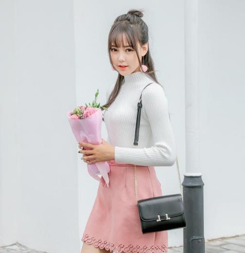 明星同款牛皮小方包搭配:打造与众不同的优雅气质 明星同款牛皮小方包搭配:打造与众不同的优雅气质