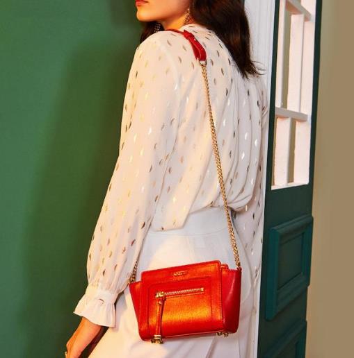 明星同款牛皮小方包搭配：打造与众不同的优雅气质