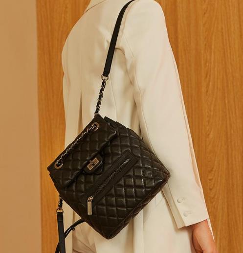 明星同款牛皮小方包搭配：打造与众不同的优雅气质