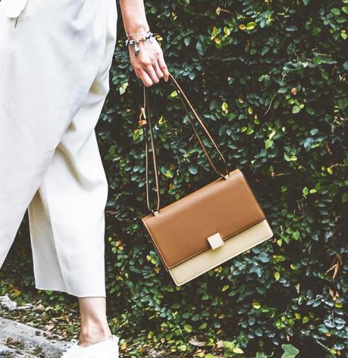 明星同款牛皮小方包搭配：打造与众不同的优雅气质