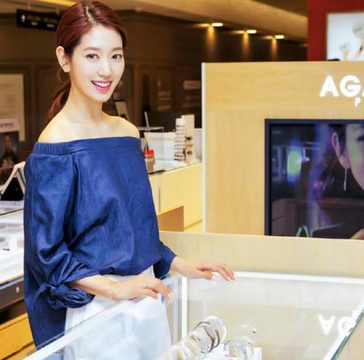 6款镂空刺绣轻薄牛仔衬衫:帅气性感又百搭(图) 6款镂空刺绣轻薄牛仔衬衫:帅气性感又百搭(图)