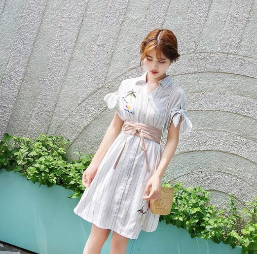 6款气质V领拼接连衣裙搭配：时尚大方连衣裙分享