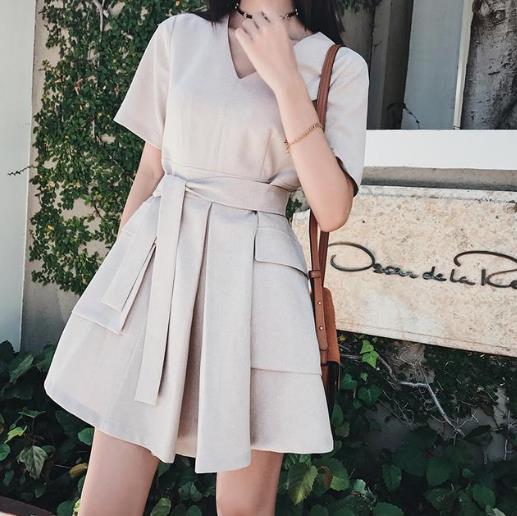 6款气质V领拼接连衣裙搭配：时尚大方连衣裙分享