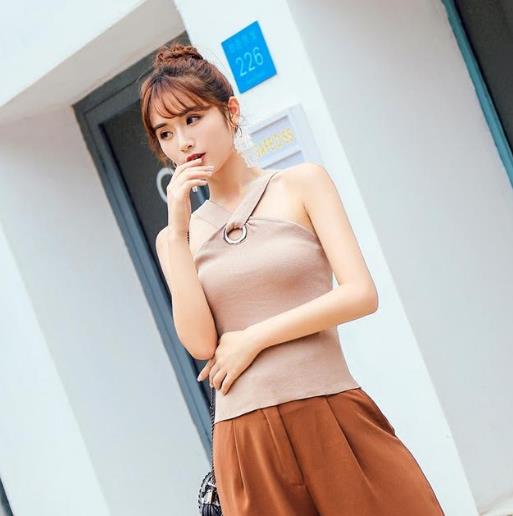 针织背心金属吊带背心的多种搭配:彰显知性优雅美 针织背心金属吊带背心的多种搭配:彰显知性优雅美