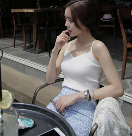 针织背心金属吊带背心的多种搭配:彰显知性优雅美 针织背心金属吊带背心的多种搭配:彰显知性优雅美