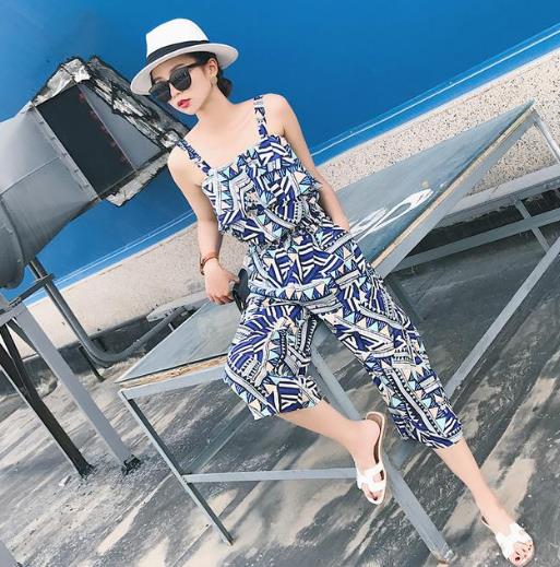 针织背心金属吊带背心的多种搭配：彰显知性优雅美