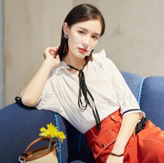 5款撞色系带荷叶领衬衫搭配：演绎青春阳光学院风