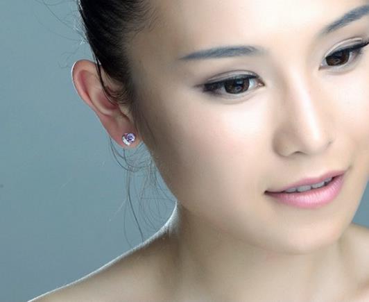 四叶草银白色耳钉怎么搭配：彰显百变风格（图）