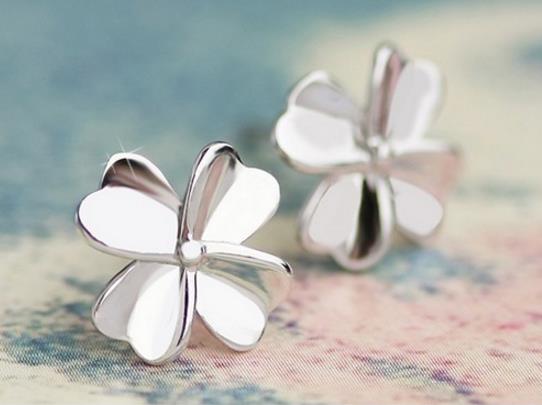 四叶草银白色耳钉怎么搭配：彰显百变风格（图）