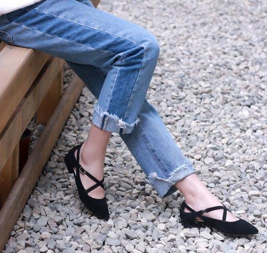 交叉绑带尖头单鞋的多种搭配：打造知性名媛范儿（图）