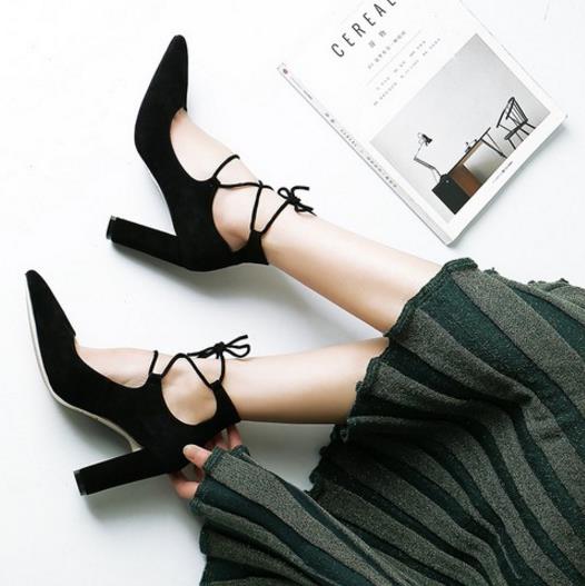 交叉绑带尖头单鞋的多种搭配：打造知性名媛范儿（图）