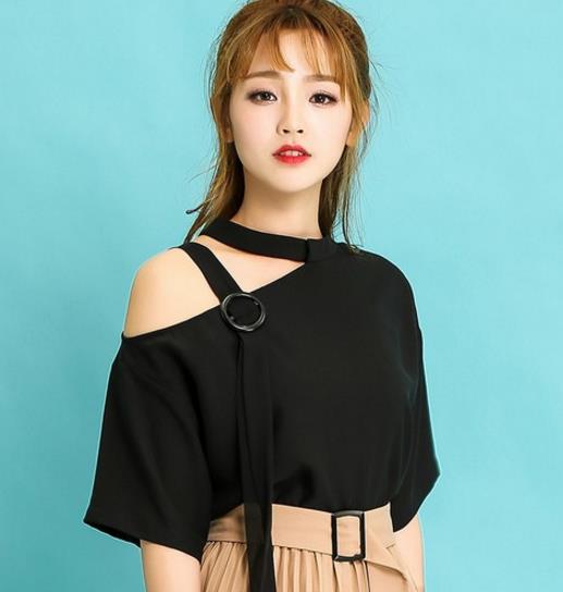 高腰百褶裙搭配露肩短袖T恤:6款搭出文艺淑女范 高腰百褶裙搭配露肩短袖T恤:6款搭出文艺淑女范