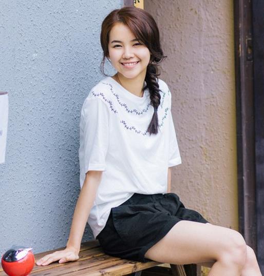 高腰百褶裙搭配露肩短袖T恤:6款搭出文艺淑女范 高腰百褶裙搭配露肩短袖T恤:6款搭出文艺淑女范