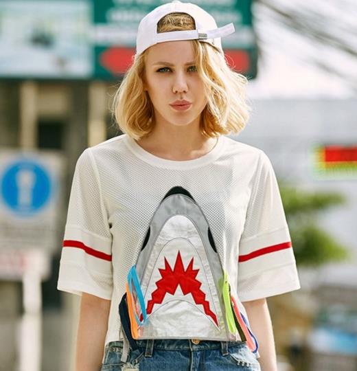 高腰百褶裙搭配露肩短袖T恤:6款搭出文艺淑女范 高腰百褶裙搭配露肩短袖T恤:6款搭出文艺淑女范