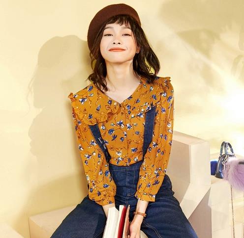 背带裤搭配娃娃领碎花雪纺衬衫：彰显文艺复古风