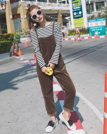 背带裤搭配娃娃领碎花雪纺衬衫：彰显文艺复古风